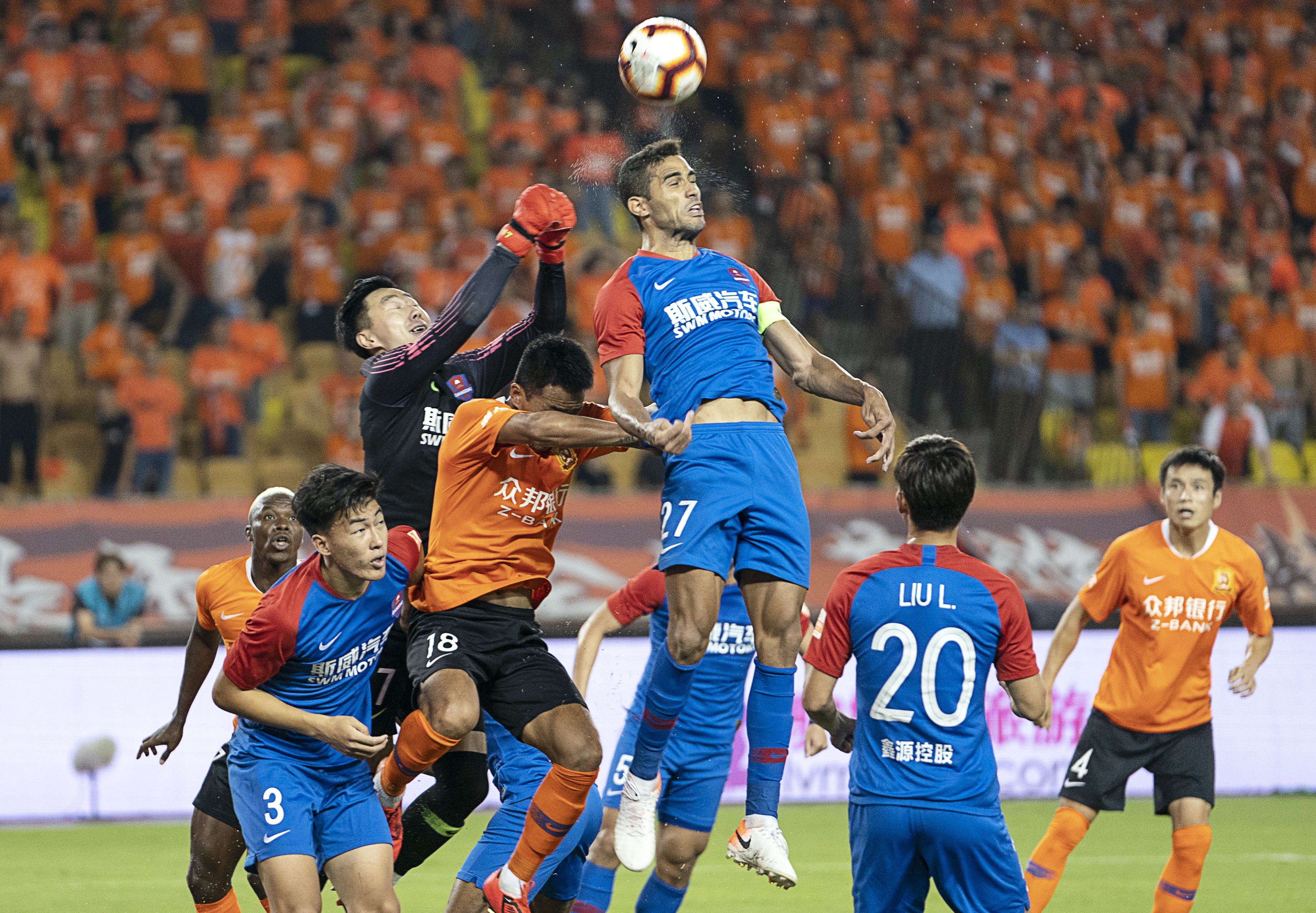 多米体育网页版-重庆斯威与恒大的足球比赛图文直播