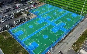 篮球比赛突然下暴雨