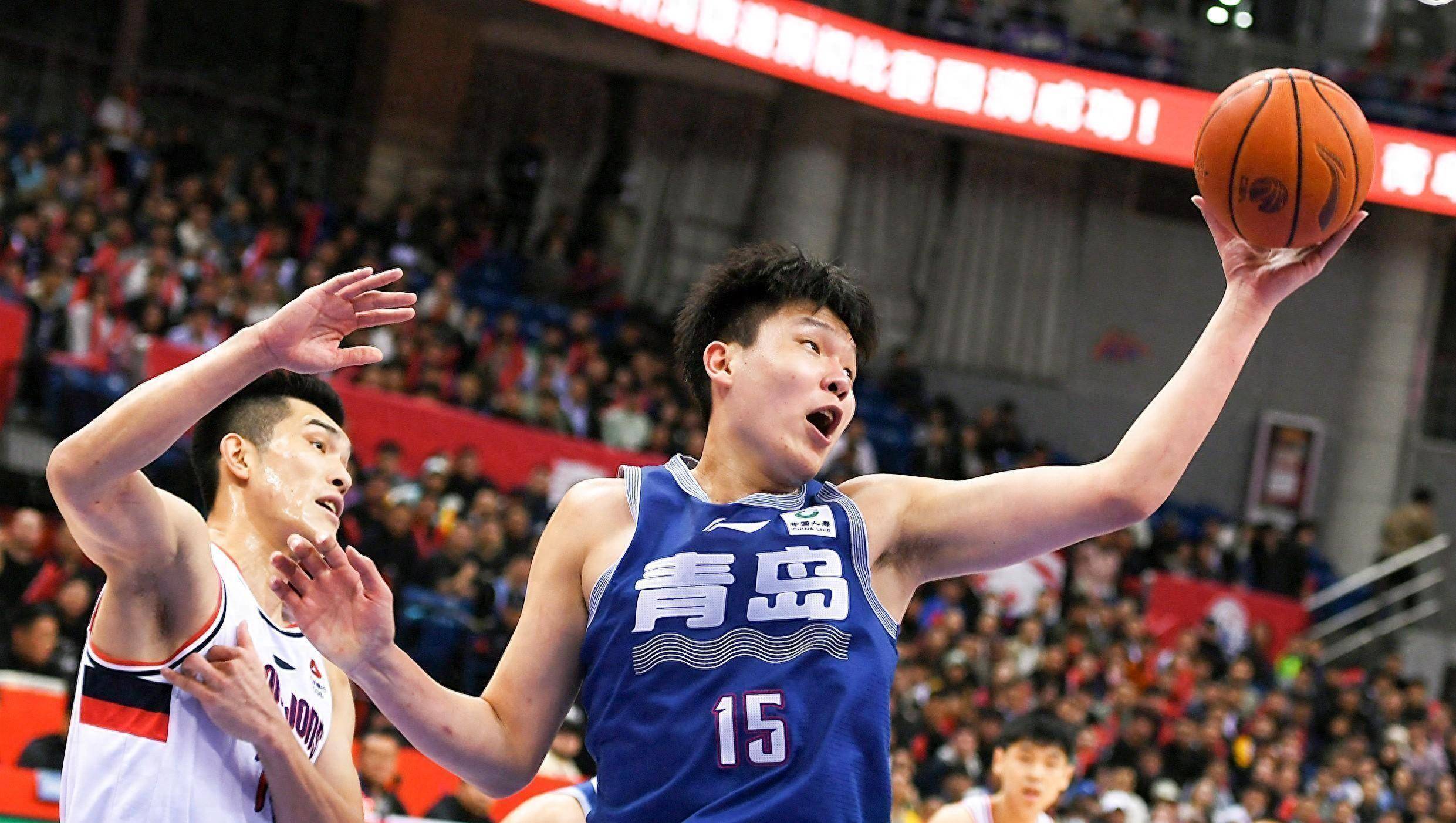 nba有一个人打比赛的时候眼珠子出来了